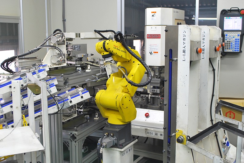 ロボットカシメ加工自動ライン1