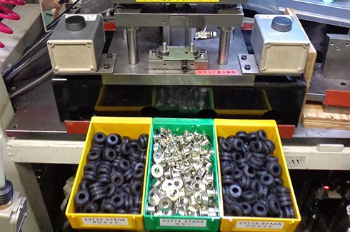 ゴムカラー挿入機(自社開発)